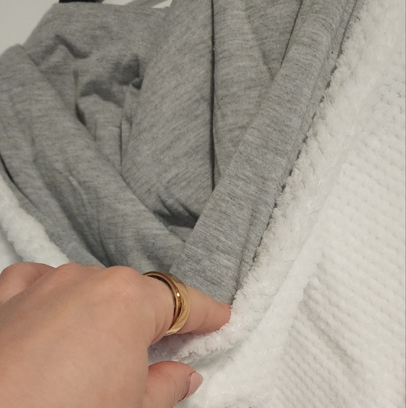 Cotton On BODY White Plush Robe - Picture 8 of 12